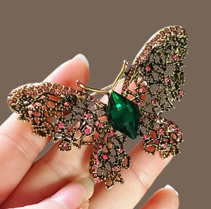 Broche papillon en strass de cristal coloré, alliage plaqué or, accessoire de mode pour femmes, bijoux de fête - Product Image 2