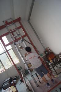 סולם עליית גג טלסקופי מאלומיניום וסולם הארכה עם סולם עליית גג טלסקופי חשמלי 2.6 מטר המותקן על הקיר - Product Image 4