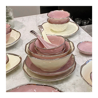 Vente en gros d'ensembles d'assiettes et de bols en céramique rose/blanc pour 4 personnes, ensemble en céramique à motif ondulé, vaisselle en porcelaine avec boîte cadeau