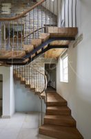 Escalier pliant intérieur sur mesure en acier inoxydable durable avec marches en pierre naturelle et garde-corps en verre moderne de luxe pour appartement