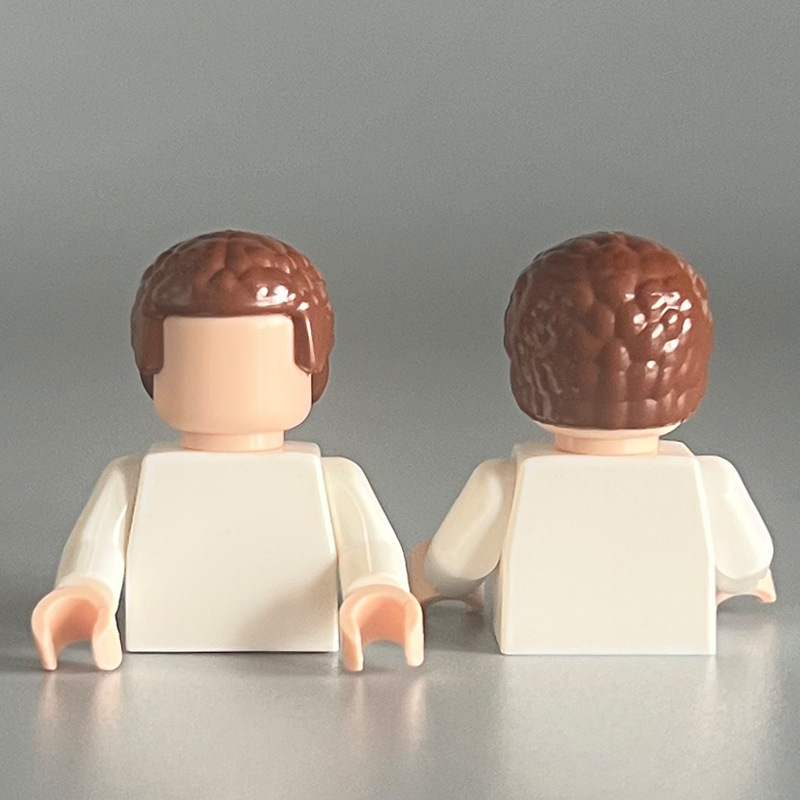 21778 cheveux courts bouclés style naturel brun