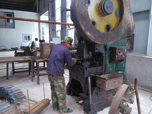 Valla y Puerta de Hierro Forjado Moderno, Diseño Intrincado de Flores y Hojas, Resistente a la Oxidación, Duradera y Fácil de Montar - Product Image 6