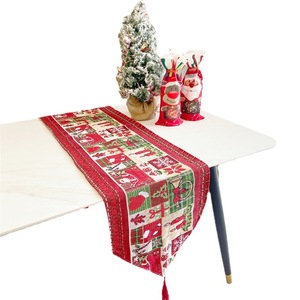 Corona Navideña Artificial de Poliéster DE-0007 para Decoración de Puerta Principal, Pared, Ventana y Fiestas - Product Image 1