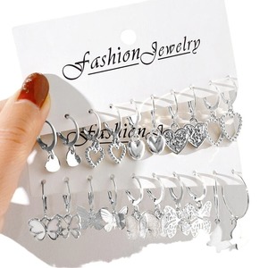 Nouvelles Boucles d'oreilles en alliage de diamant pour femmes, style transfrontalier Europe-États-Unis, créatives, rétro, simples, creuses, motif cœur et papillon doré - Product Image 5