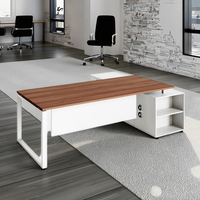 Bureau de direction moderne de haute qualité avec prise de courant multifonctionnelle, armoire de rangement, cadre en acier, poste de travail pour les entreprises