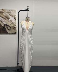 Abito da sera elegante da donna alla moda, sexy, senza schienale, con scollo all'americana, senza maniche, drappeggiato, lungo fino al pavimento, tinta unita. Nessuna recensione. 1 venduto. - Product Image 3