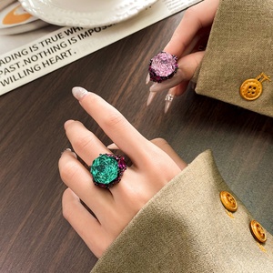 Anillo de Alta Gama Ecológico de Cobre Chapado en Oro Negro con Circonitas Multicolor de 16 mm, Personalizado, Ajustable - Product Image 4