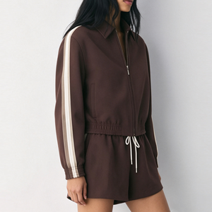 Completo Sportivo Casual da Donna Vintage per il Tempo Libero e l'Allenamento, Due Pezzi: Giacca Corta con Zip e Pantaloncini con Coulisse - Product Image 2