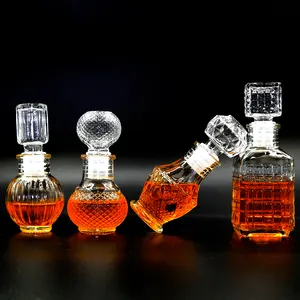 Tornillo vacío transparente de fábrica 50ml 100ml 150ml botella de vidrio para whisky alcohol vino