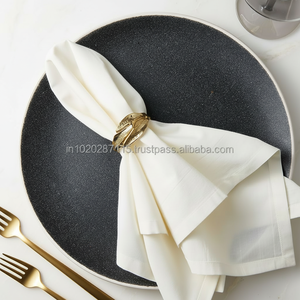 Rond de serviette en métal détaillé fabriqué à la main conçu pour les réceptions de mariage haut de gamme avec des tables formelles sophistiquées - Product Image 1