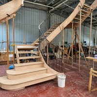 Escalier semi-circulaire moderne en bois sur mesure pour villa, fabriqué à l'usine du Jiangsu