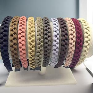 عصابة رأس نسائية أنيقة وعصرية مصنوعة يدويًا بتصميم هندسي بيضاوي 12 سم، مضادة للانزلاق ومزينة بخيوط مضفرة، مناسبة للحفلات ومتعددة الاستخدامات - Product Image 1