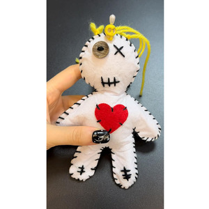 7965 fait à la main drôle <span class=keywords><strong>poupée</strong></span> vaudou blanche avec des cheveux jaunes suspendus porte-clés pendentif <span class=keywords><strong>Halloween</strong></span> cadeaux <span class=keywords><strong>pour</strong></span> enfant vaudou <span class=keywords><strong>poupée</strong></span> porte-clés - Product Image 4