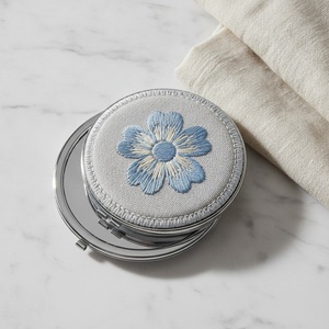 Miroir de poche brodé 75 mm, miroir compact personnalisé en tissu, housse ronde en tissu pour la beauté et les mariages - Product Image 3