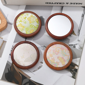 Un nouveau miroir de maquillage portable rond en bois, de style chinois, en brocart Song, exquis et haute définition, pour les filles. - Product Image 1