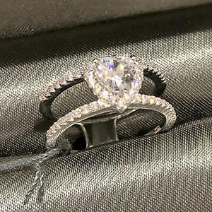 Anello con Diamante Taglio Pera T0861, Stile Romantico per Fidanzamento Femminile, Fascia in Oro Bianco 14K con Incastonatura a Pavé - Product Image 1