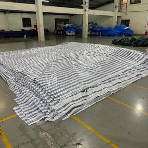 Rouleau de bâche en PE, résistant, imperméable, à rayures, haute durabilité, options de couleur et de taille personnalisées, couverture de camion, tente, construction - Product Image 1