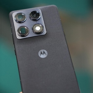 Teléfono Inteligente Motorola Moto Signature Versión Global, Pantalla de 6.8'' y 165Hz, Snapdragon 8 Gen 5, Batería de 5200mAh, Carga Rápida de 90w, Teléfono Móvil con Esim - Product Image 6