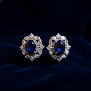 Orecchini Classici in Oro Bianco con Diamanti e Zaffiro Blu, Diamanti Naturali Taglio Ovale Colore D Certificati GIA, Gioielli da Sposa per Donne - Product Image 2