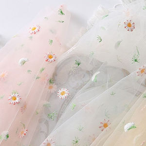 Pronto per la spedizione Design unico <span class=keywords><strong>margherita</strong></span> ricamata 1.6M x 1M Bouquet regalo composizione floreale filato netto <span class=keywords><strong>carta</strong></span> da imballaggio artigianale - Product Image 5