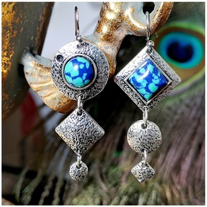 Orecchini pendenti asimmetrici con texture vintage blu-verde per donna - Product Image 1
