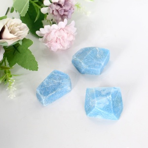 Offre Spéciale : Pierre Précieuse Naturelle Polie en Cristal de Guérison, Velours Bleu, Forme Libre pour Décoration de Mariage - Product Image 6