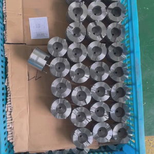 Cylindre en aluminium usiné sur commande CNC avec trous filetés et bride pour applications industrielles - Product Image 4