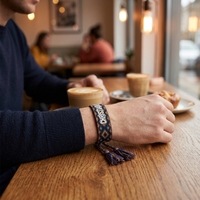 Bracelet de Luxe Réglable pour Femmes, Tressé avec Pendentif Pompon, Tissu Tissé, Lettres Design, Mode Vente en Gros