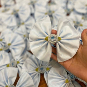 Barrette à cheveux en tissu bleu clair faite à la main avec centre en rose brodée, accessoire de coiffure pour bébés filles, idéal pour les fêtes et les séances photo - Product Image 4