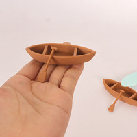 Miniature de maison de poupée : Planche de surf en plastique, mini-bateau, pagaie, bateau de pêche, modèle de paysage de plage pour bricolage, petits ornements amusants pour enfants