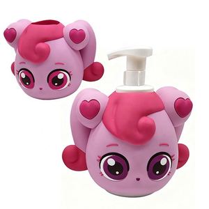 Distributeur de savon en silicone rose avec pompe et ensemble de gobelets assortis, motif personnage de dessin animé - Product Image 1