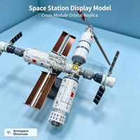 Modèle d'affichage intermodulaire de station spatiale pour usage résidentiel, capsules blanches, connecteurs gris, panneaux solaires à bords rouges, arrays noirs, doré