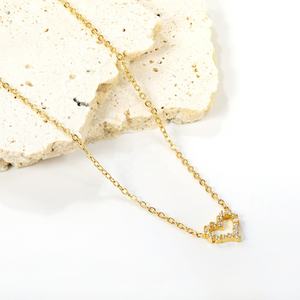 Collier tendance en acier inoxydable plaqué or pour la Saint-Valentin, étanche, minimaliste, avec pendentif cœur creux en zircon pour femme - Product Image 5