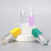 OMI Offre Spéciale PETG Tube de brillant à lèvres recyclable Forme carrée Coup d'injection Bouteille irrégulière Récipient de brillant à lèvres avec grande brosse