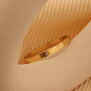 Sang trọng thép không gỉ Cubic Zirconia Bangle tinh tế Zircon đá trái tim <span class=keywords><strong>Bangles</strong></span> tim Zircon Vòng đeo tay trái tim Bangle Vòng đeo tay - Product Image 4