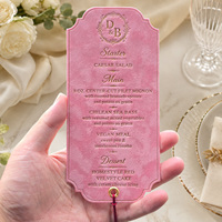 Carte de menu de mariage personnalisée en velours rose avec estampage à chaud doré, carte de table gaufrée pour réception et événement, avec pompon
