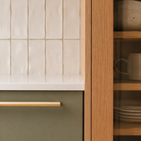 Ensemble de meubles de cuisine scandinave moderne sur mesure avec portes shaker vert sauge, armoires murales en rotin et rangement en verre pour garde-manger