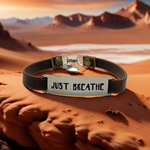 Pulsera de Cuero Grabada con Letra Vintage en Acero Inoxidable, Joyería Unisex para Regalo - Product Image 3