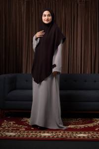 Conjunto de Abaya Tranquil HawaLuxe con Protección UV y Cierre Frontal para Uso Diario Formal y Modesto - Product Image 4