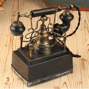 Téléphone rétro en métal artisanal, modèle de téléphone ancien en fer décoratif vintage pour la décoration de bar - Product Image 3