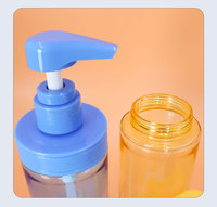 Bouteille de shampoing à épaule ronde de 500ml en plastique PET personnalisée de luxe avec pompe à ruban doré Design coloré pour shampooing et nettoyant pour le corps