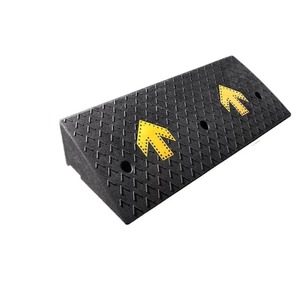 Rampe de trottoir en caoutchouc Dae Hee avec design en forme de flèche pour les marches et l'utilisation en montée par voiture - Product Image 3