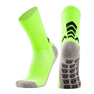 Chaussettes de football pour jeunes transfrontalières, motif flèche, antidérapantes avec grip en silicone, coussinets en tissu éponge massant, coupe mi-haute, respirantes et absorbant la transpiration - Product Image 4