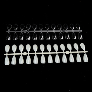 Présentoir transparent pour faux ongles en forme de goutte d'eau amande, avec nuancier de couleurs pour nail art - Product Image 4