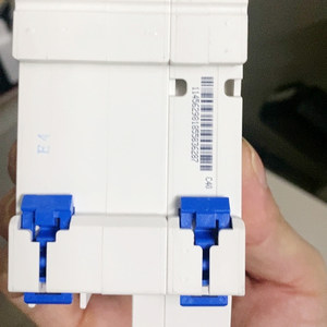 Fehlerstromschutzschalter NBPLE-63 Fehlerstromschutz-Schutzschalter 220V Haushalts-Hauptschalter Dreiphasen-Schutzschalter C63 - Product Image 3