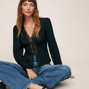 Blusa de Encaje Negro Francés para Mujer, Manga Larga, Cuello en V Sexy, Cintura Ajustada, Top Elegante de Alta Gama - Product Image 1