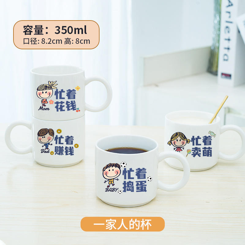 Une famille de quatre personnes est occupée à gagner de l'argent.