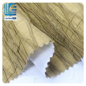 Tissu en crêpe 100% nylon, finition post-traitement multi-plissée et à plis ondulés, pour doudounes et manteaux - Product Image 1