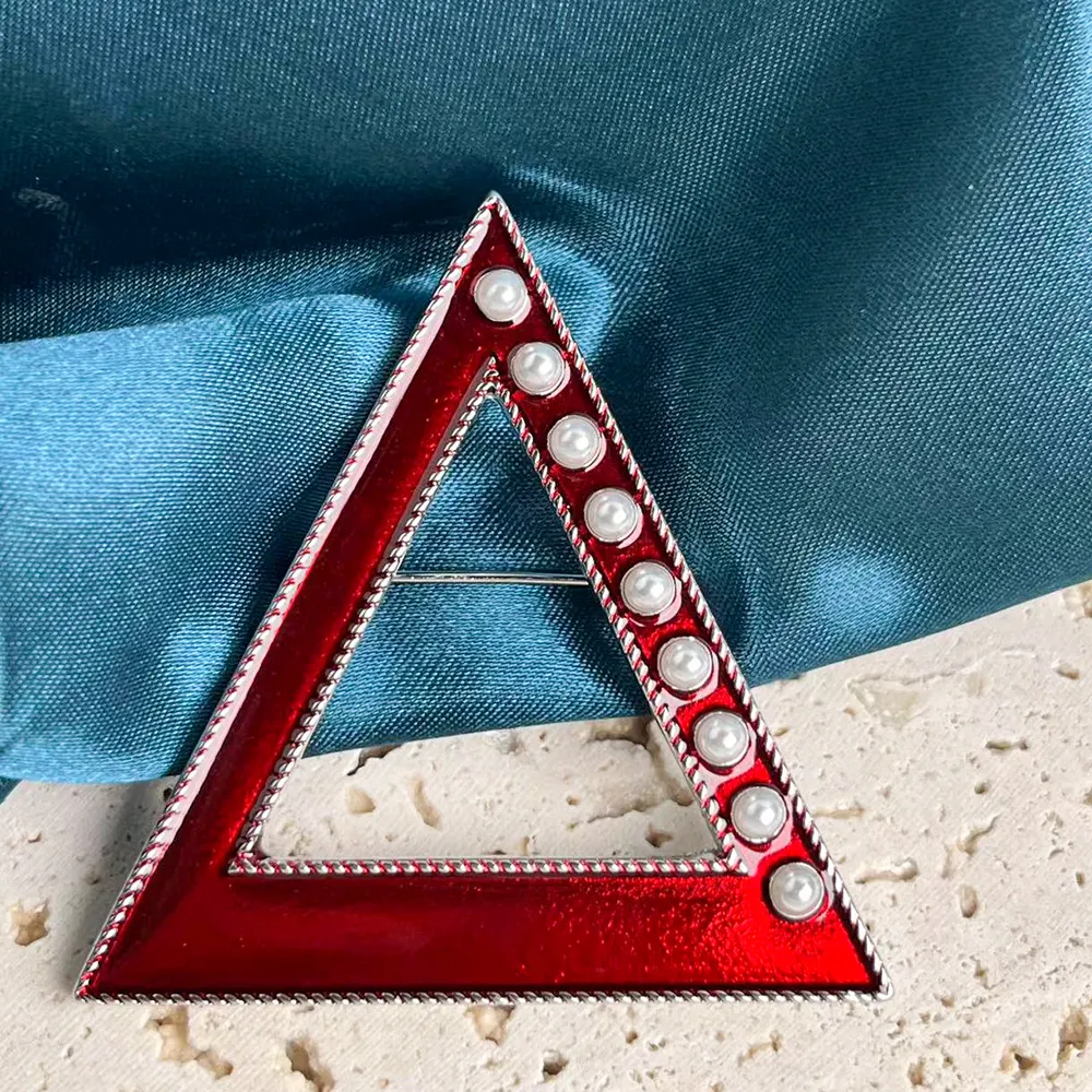 Aangepaste Studentenvereniging Delta Sigma Liefdadigheidsontwerp Broches Rode Dst Driehoek Vorm Parel Broche Pin