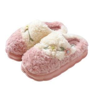 Chaussons d'intérieur confortables en tissu de coton peluche brodé de fleurs pour femmes - Idéaux pour l'été et l'automne - Product Image 5